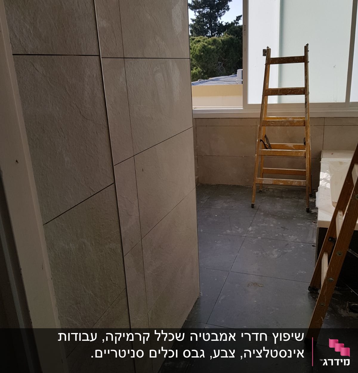 סולם עץ בחדר עם קירות מרוצפים